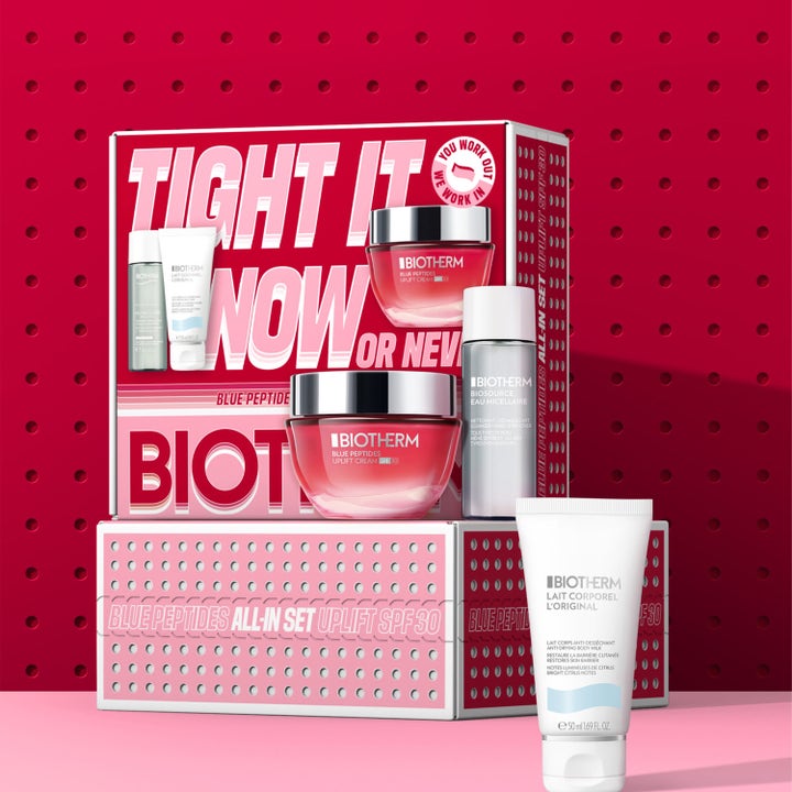 Biotherm Blue Peptides SPF30 Set lyftande hudvårdskit i rosa glasburkar och vita tuber mot röd bakgrund
