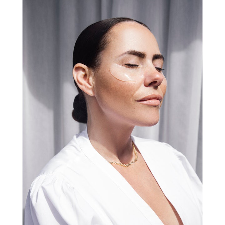 Bioeffect Imprinting Eye Mask 8 st svalkande gel ögonmask på kvinna som ger en återfuktande anti-aging effekt.