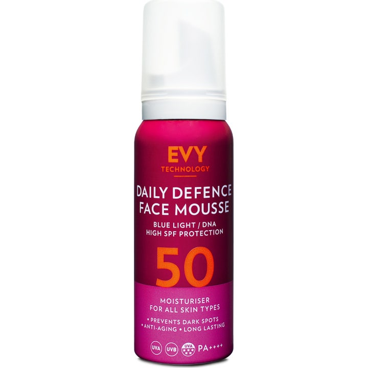 EVY Daily Defence Face Mousse 75 ml solskydd ansikte spf 50 blåljusskydd i rosa och lila flaska med vit kork