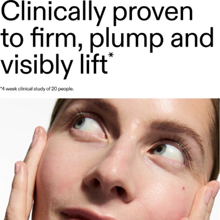 The INKEY List Bio-Active Ceramide Repairing and Plumping Moisturizer 50 ml bioaktiv ceramid ansiktskräm hålls av en kvinna