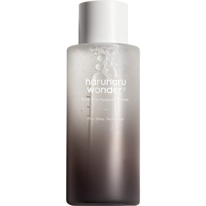 Haruharu Wonder Black Rice Hyaluronic Toner 150ml djupfuktande ansiktsvatten i en frostad gradientflaska med vitt lock.