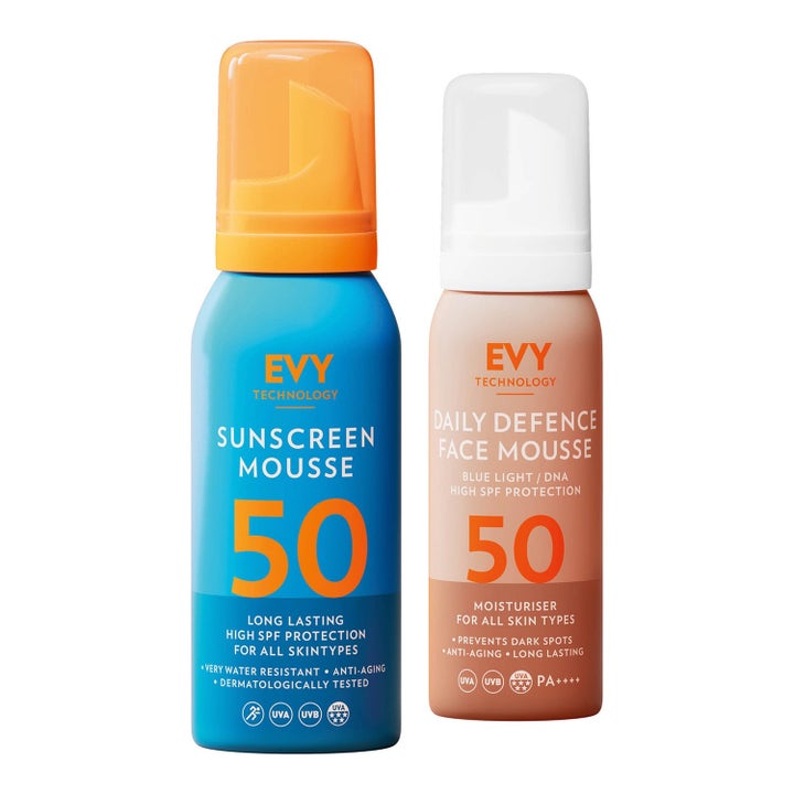 EVY Technology Sunscreen och Daily Defence Face Mousse SPF 50 solskydd i blå och beige flaska med orange och vitt lock.