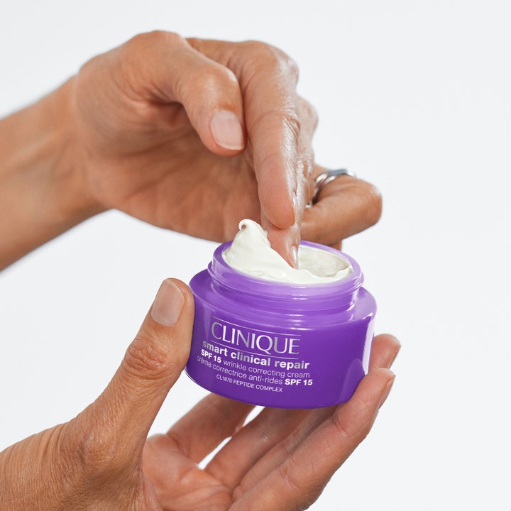 Clinique Smart Clinical Repair 50 ml ansiktskräm rynkor i lila burk med krämig vit textur och peptid.