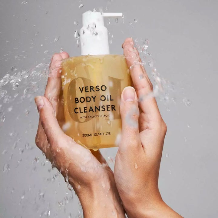 Verso N°10 Body Oil Cleanser 300 ml rengörande duscholja med salicylsyra i händer med vattenstänk.