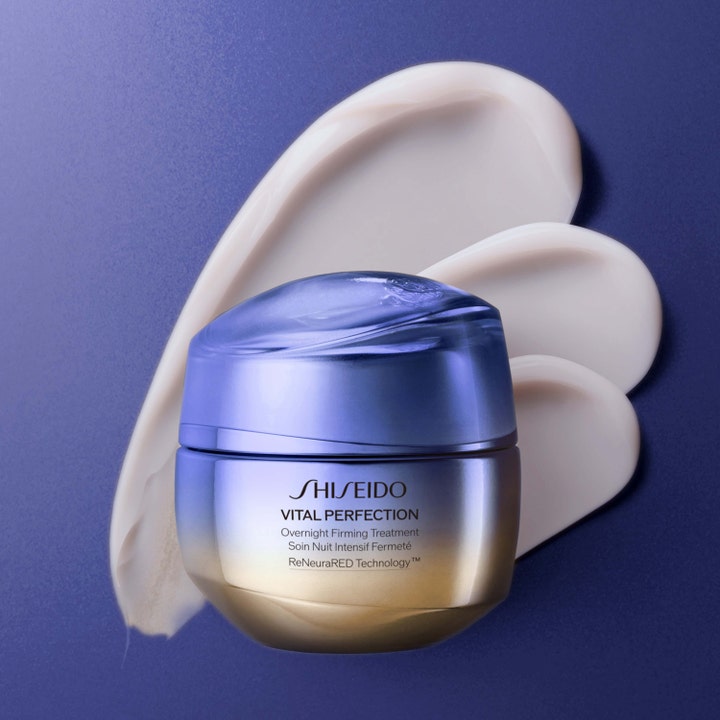 Shiseido Vital Perfection Advanced Overnight Treatment 50 ml ger fasthet i blå burk med krämig textur.