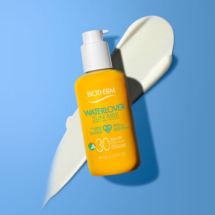 Biotherm Waterlover Sun Milk 200 ml miljövänlig solkräm med solskyddsfaktor 30 och krämig vit textur i gul flaska.