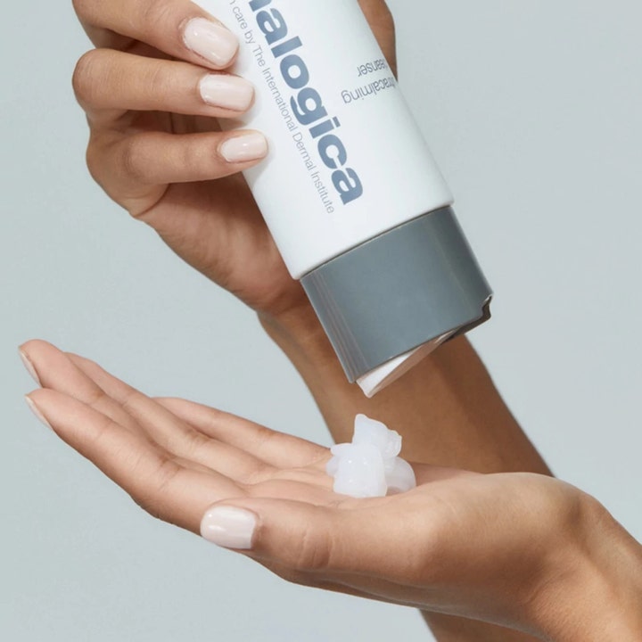 Dermalogica UltraCalming Cleanser 250 ml lugnande ansiktsrengöring med krämig vit soothing gel i en öppen handflata