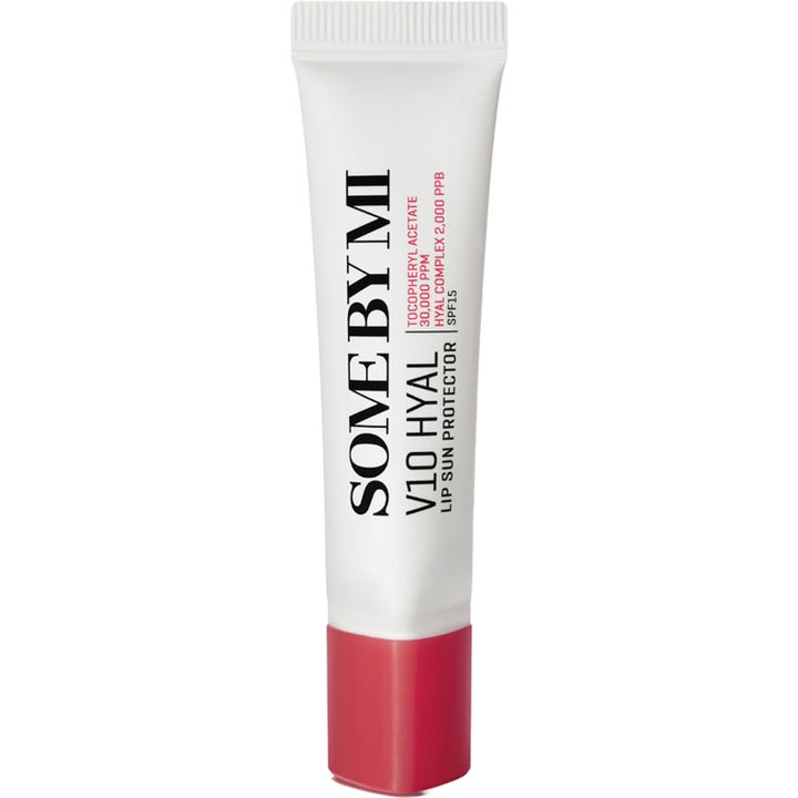 Some By Mi V10 Hyal Lip Sun Protector SPF15 solkräm läppar med fuktgivande hyaluronsyra i vit tub med rosa kork.