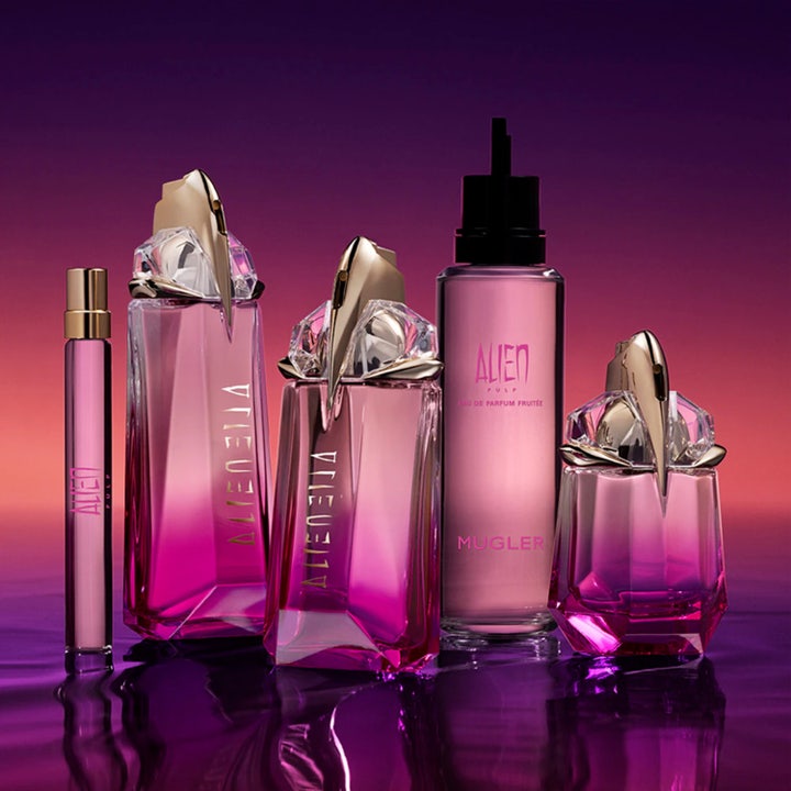 Mugler Alien Pulp 100 ml damparfym i en fasettslipad rosa glasflaska med eleganta gulddetaljer och klar kork
