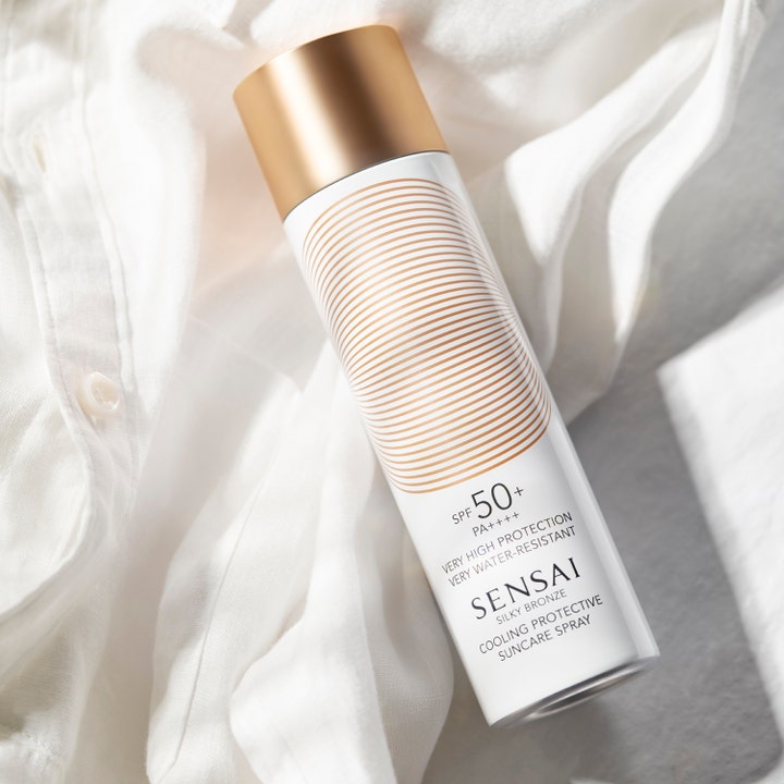 Sensai Silky Bronze Cooling Protective Suncare Spray SPF50 150 ml resistent kylande solspray i flaska med gulddetaljer