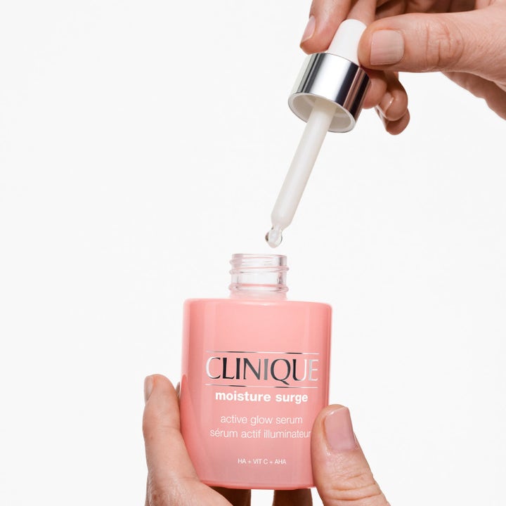 Clinique Moisture Surge Active Glow Serum 80 ml ger lyster med HA och Vit C i rosa flaska med en pipett.