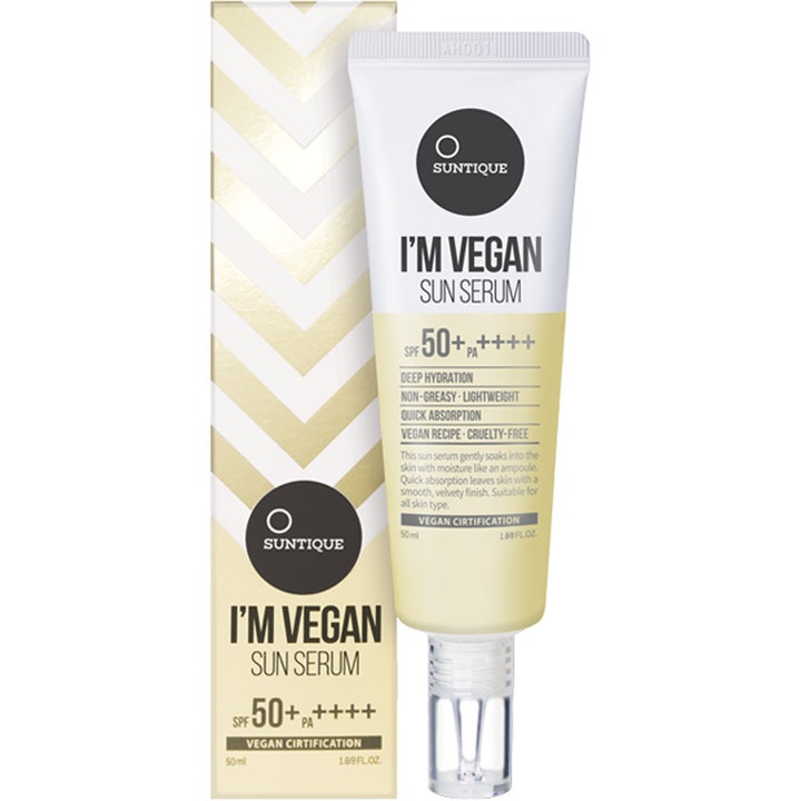 Suntique I'M VEGAN SUN SERUM 50 ml djupt fuktgivande solskydd spf 50 i vit och gul tub framför mönstrad ask