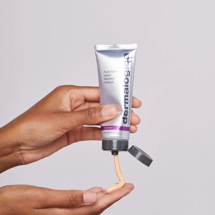 Dermalogica Multivitamin Power Recovery Masque 75 ml anti age ansiktsmask vars gula kräm trycks ut ur en silvertub