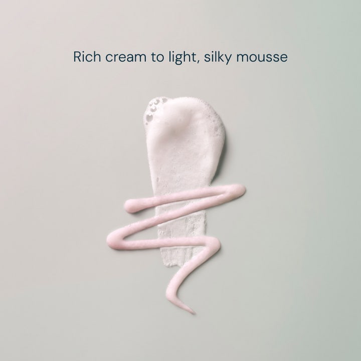 Elemis Pro-Collagen Hydrating Cleansing Mousse 125 ml återfuktande rengöring med texten Rich cream to light silky mousse.