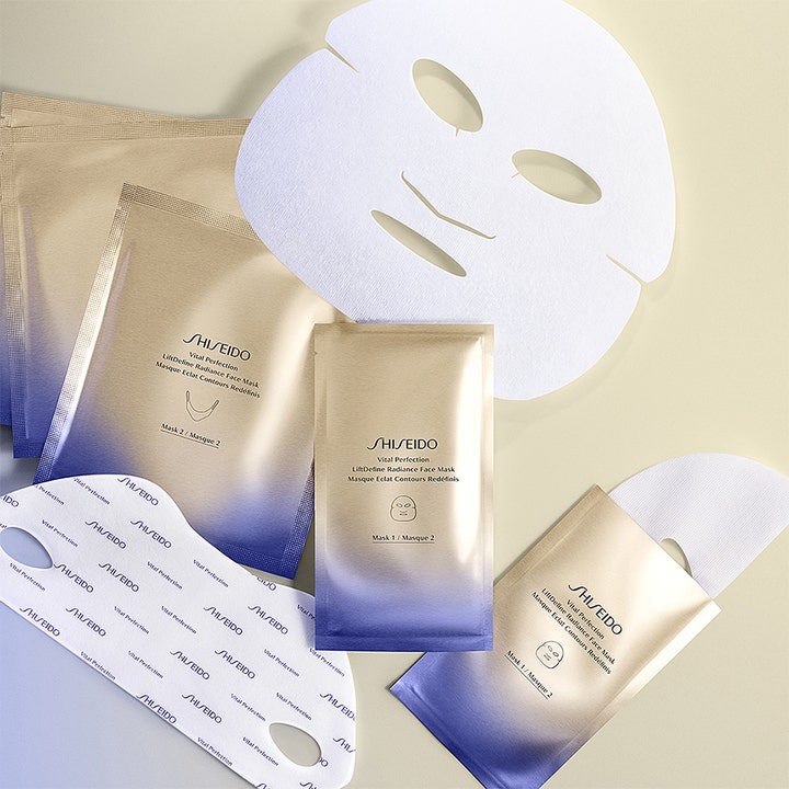 Shiseido Vital Perfection Face Mask 10 g ansiktsmask för fastare hy med guldiga kuvert och vit sheet mask.
