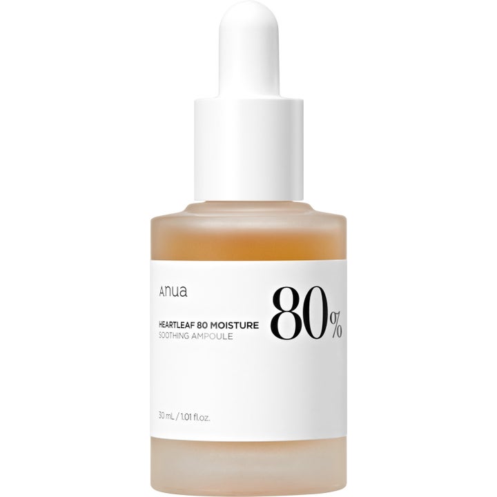 Anua Heartleaf 80 Moisture Soothing Ampoule 30 ml lugnande ansiktsserum i frostad glasflaska med vit pipettkork.