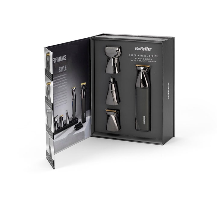 BaByliss Super X Metal 15 in 1 multitrimmer i en öppen lyxig svart box med olika trimmerhuvuden.