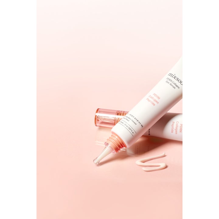 Mixsoon PDRN Collagen Eye Serum 20 ml uppstramande ögonkräm i vit tub med ljusrosa krämig textur på rosa bakgrund.