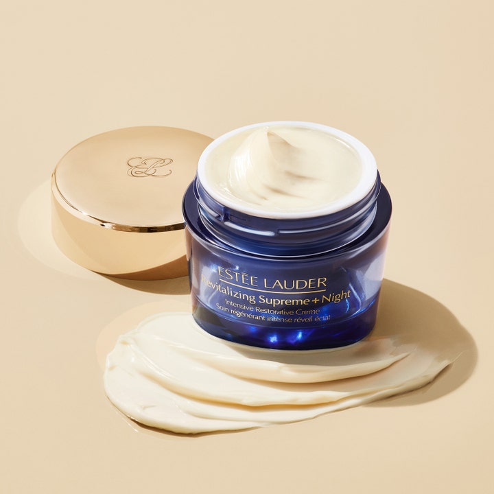 Estée Lauder Revitalizing Supreme + Night Cream 50 ml återfuktande nattkräm premium i blå glasburk med krämig textur.