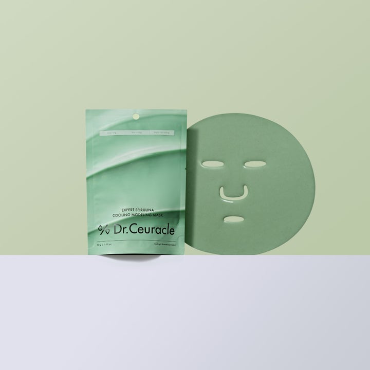 Dr. Ceuracle Expert Spirulina Cooling Modeling Mask 30 g lugnande ansiktsmask i grön förpackning bredvid en formad mask