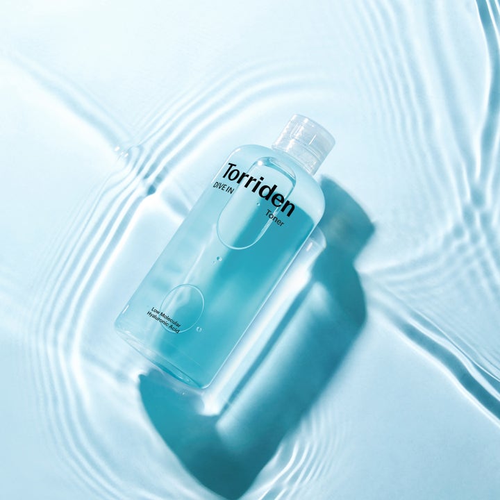 Torriden DIVE-IN Low Molecular Hyaluronic Acid Toner 300 ml återfuktande ansiktsvatten i krusande ljusblått vatten