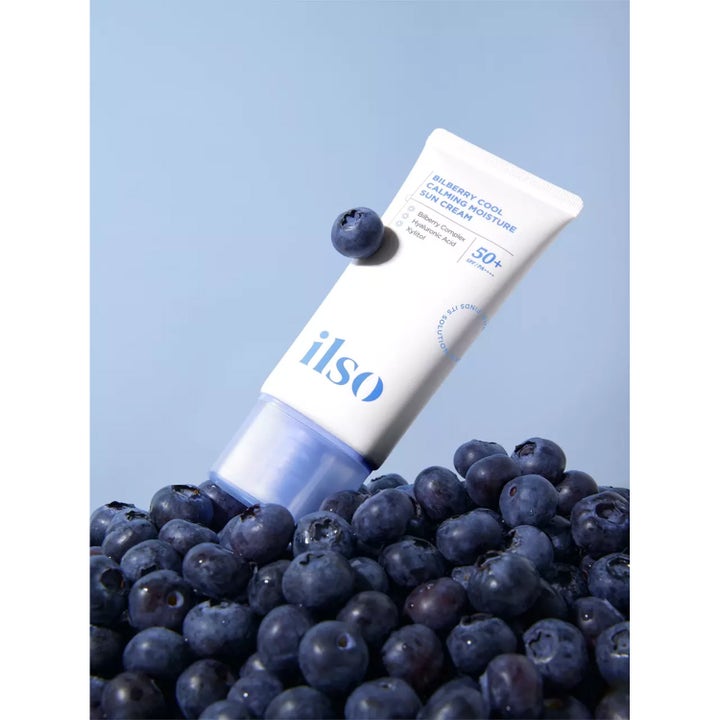 Ilso Bilberry Sun Cream 50 ml lugnande solkräm för ansiktet SPF 50+ i vit tub placerad bland färska blåbär