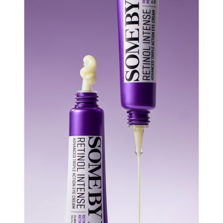 Some By Mi Retinol Intense Advanced Triple Action Eye Cream 30 ml ögonkräm visar krämig ljusgul formula från lila tuber.