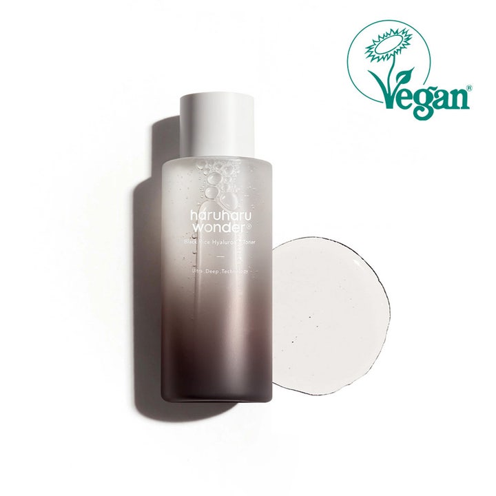 haruharu wonder Black Rice Hyaluronic Toner 150 ml svart ris ansiktsvatten i tonad flaska med vegansk logo och textur.