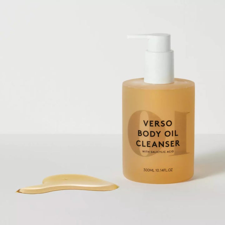 Verso N°10 Body Oil Cleanser 300 ml duschtvål med salicylsyra i frostad pumpflaska och synlig gyllene oljetextur