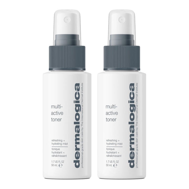 Dermalogica Multi-Active Toner 50 ml återfuktande ansiktsvatten som ger fukt i två vita sprayflaskor med grå korkar