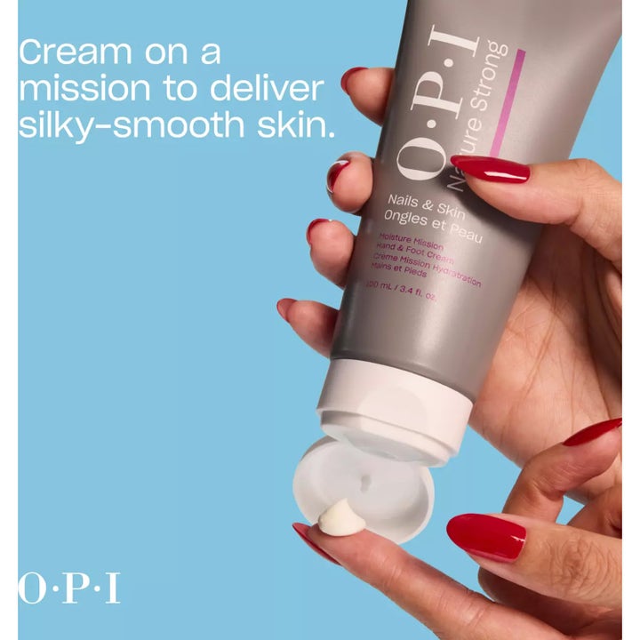 OPI Nature Strong Moisture Mission 100 ml återfuktande hand- och fotkräm i grå tub som ger silkeslen hud.