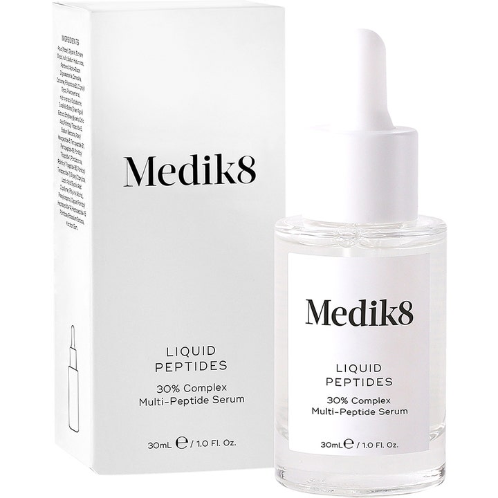 Medik8 Liquid Peptides 30 ml multi peptid serum i klar glasflaska med vit pipett och vit ytterkartong.