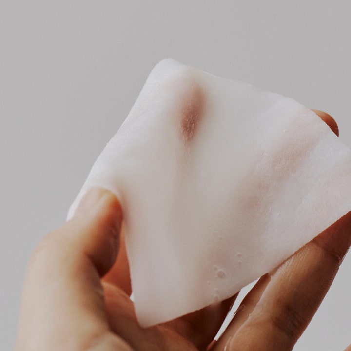 Mixsoon Soybean Milk Pad Toner Pad 30 st med sojamjölkextrakt visar en tunn och fuktig daglig toner pad i en hand.