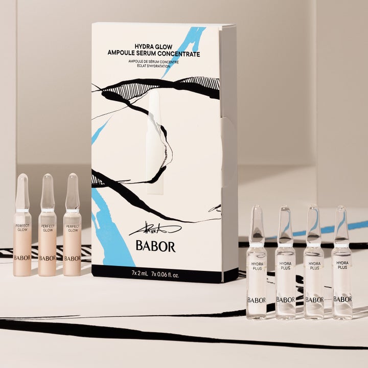 Babor Hydra Glow 14 ml serumset med sju glasampuller av Hydra Plus och Perfect Glow framför vit ask med blå detaljer.