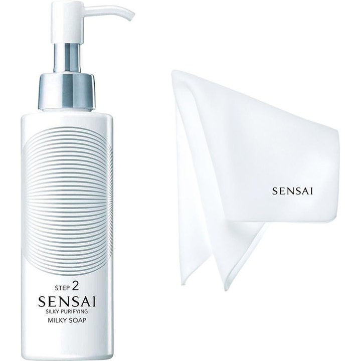 Sensai Silky Purifying Milky Soap 150ml djuprengörande rengöringsmjölk i vit pumpflaska med vit tvättduk.