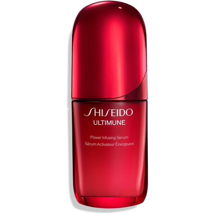 Shiseido Ultimune Power Infusing Concentrate ansiktsserum i en elegant röd glasflaska som ger lyster.