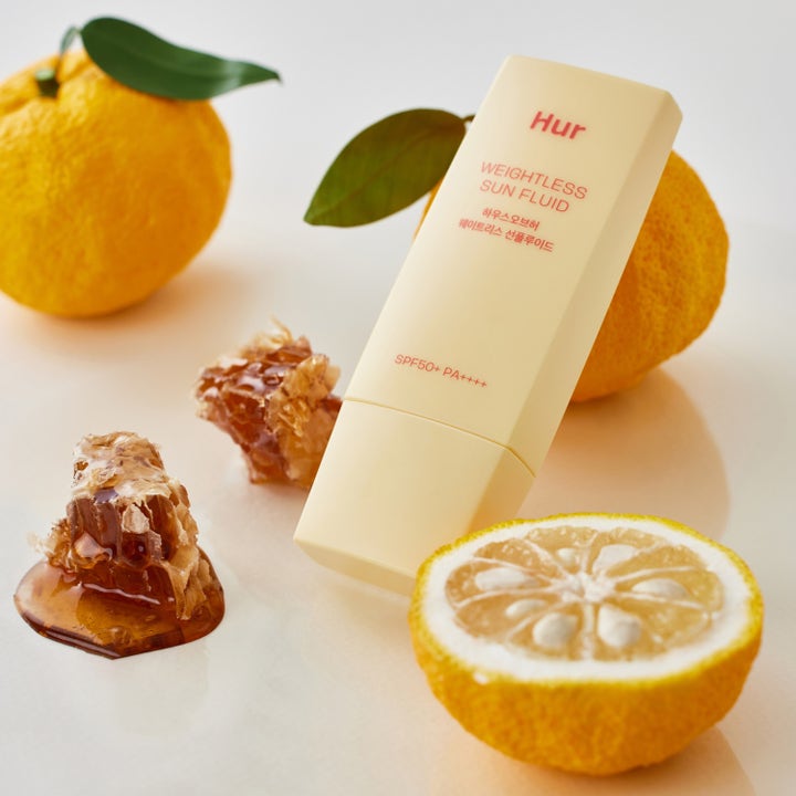 House of Hur Weightless Sun Fluid 50 ml återfuktande solskydd i ljusgul tub med yuzu och bivaxkakor