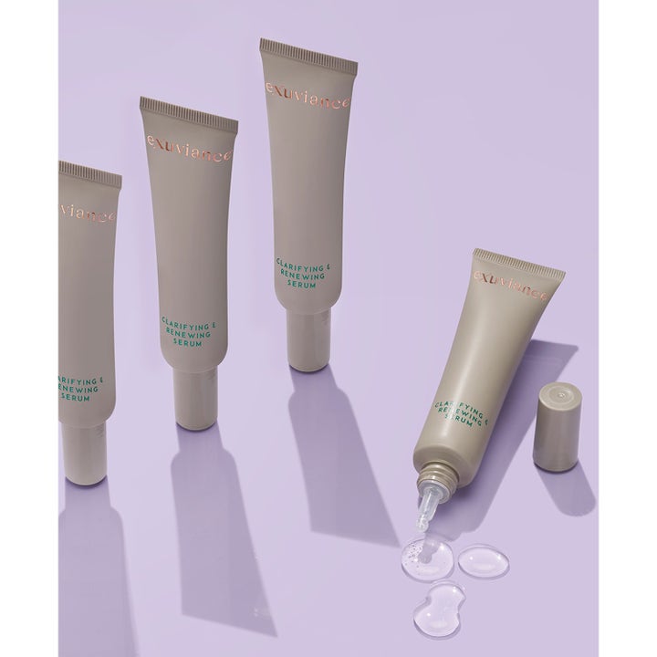 Exuviance Clarifying and Renewing Serum 30 ml exfolierande ansiktsserum i beige tuber med genomskinlig geltextur.