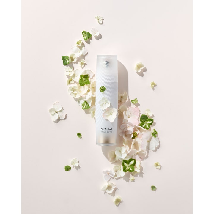 Sensai Essence Day Veil 40 ml fuktgivande dagkräm för ansiktet i vit räfflad flaska omgiven av skira blomblad