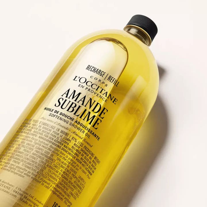 L'Occitane Almond Shower Oil 500 ml fuktgivande mandelolja i en genomskinlig refillflaska med svart lock.