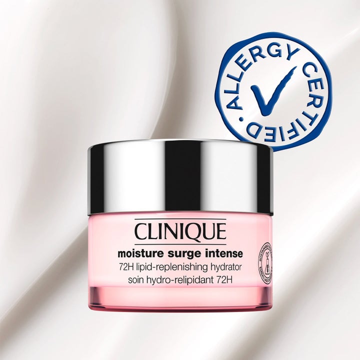 Clinique Moisture Surge Intense 65 ml återfuktande ansiktskräm i ljusrosa glasburk med silverlock framför vit kräm.
