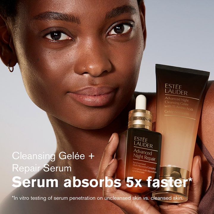 Estée Lauder Advanced Night Cleansing Gelee 100 ml ansiktsrengöring aminosyror som visas med en kvinna.