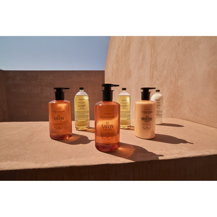 L'Occitane en Provence Shea Cream Hand Wash Refill 500 ml återfuktande handtvål i en varm och solig miljö.