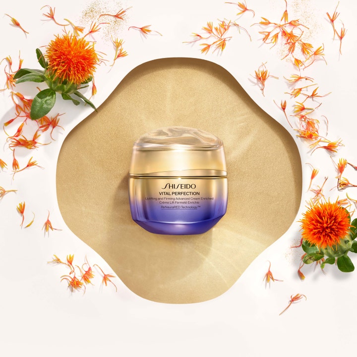 Shiseido Vital Perfection Advanced Cream Enriched 50 ml antiaging för mogen hud i guld och lila burk med orange blommor