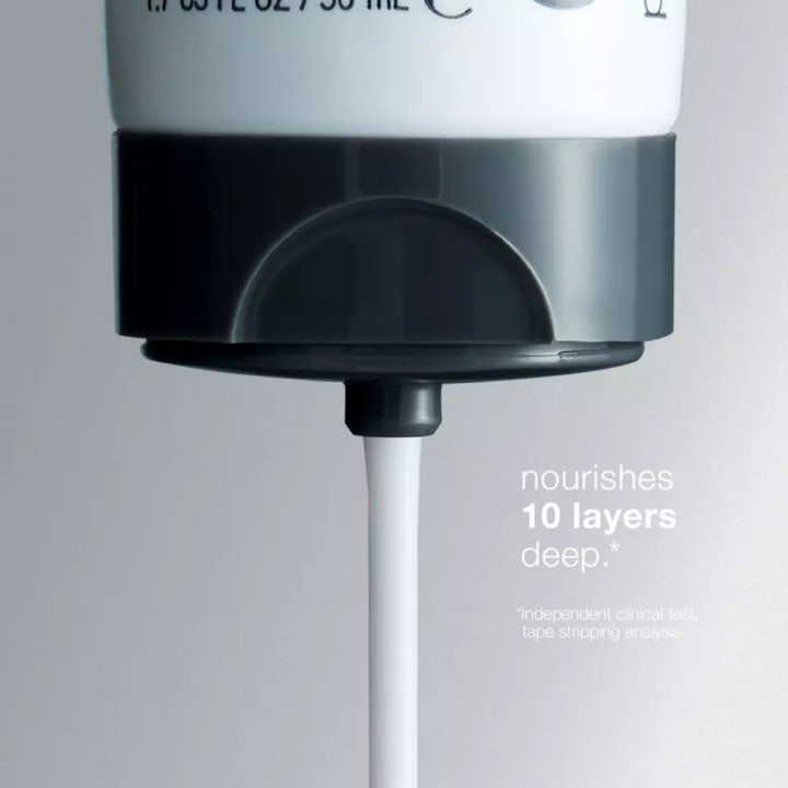 Dermalogica Intensive Moisture Balance 100 ml fuktbalans dagkräm i vit tub trycks ut på en fingertopp.