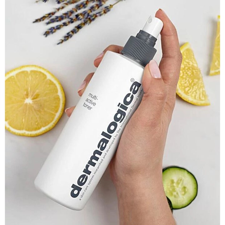 Dermalogica Multi-Active Toner 250 ml återfuktande toner i sprayflaska som hålls framför citron och gurka.