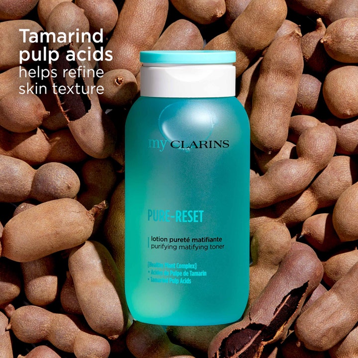 Clarins MyPure-Reset Purifying Matifying Toner 200 ml matifierande ansiktsvatten i turkos flaska bland tamarindfrukter