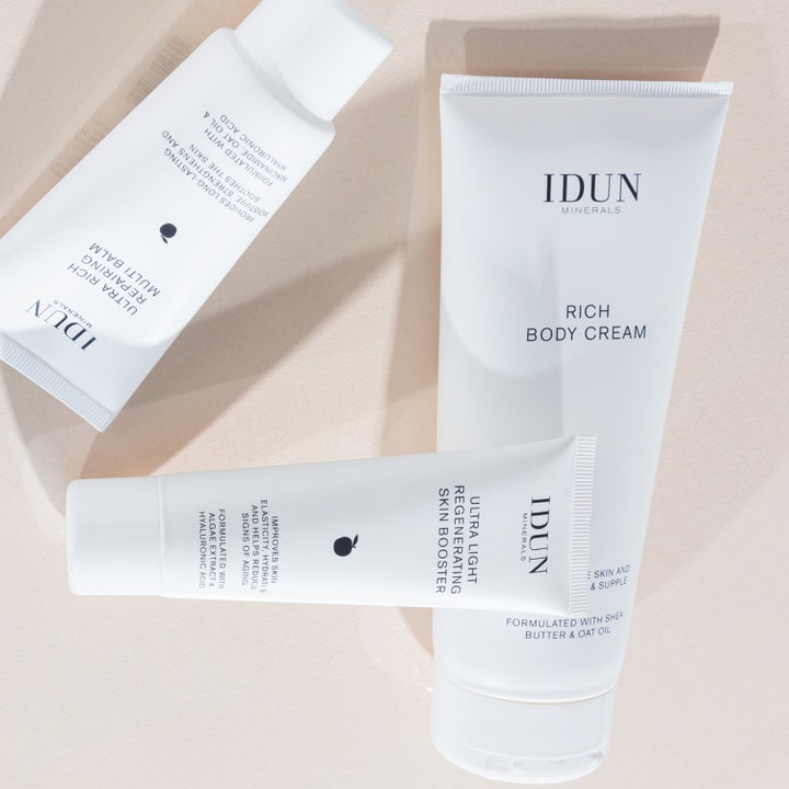 IDUN Minerals Ultra Light Regenerating Skin Booster 50 ml serum för intensiv återfuktning i vit tub med hyaluronsyra.