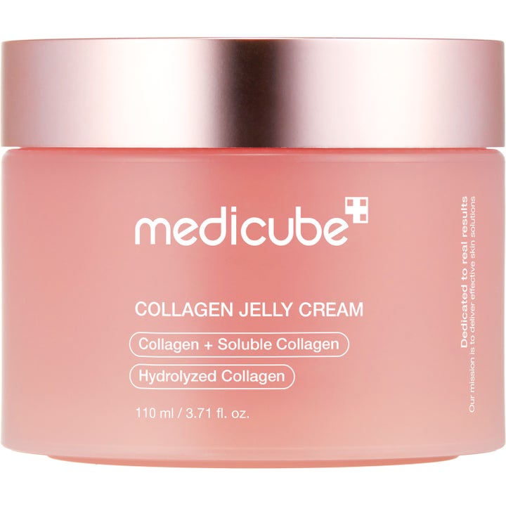 Medicube Collagen Jelly Cream 110 ml ger spänst i en rosa frostad plastburk med matchande roseguldfärgat lock.