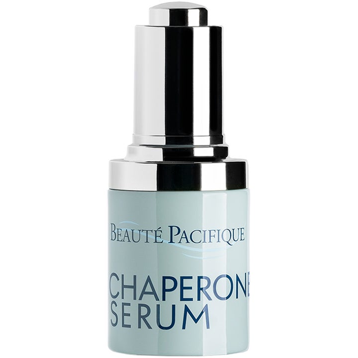 Beauté Pacifique Chaperone Serum reparerande ansiktsserum i en ljusblå flaska med lock och pipett i silver